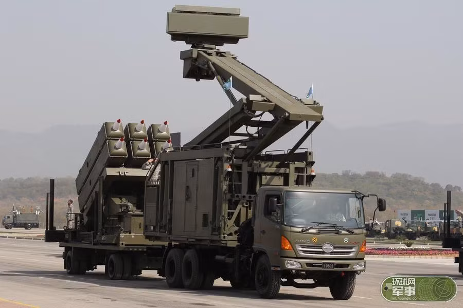 Bệ phóng và radar tổ hợp tên lửa phòng không Aspide 2000. Nguồn ảnh: Hoàn Cầu