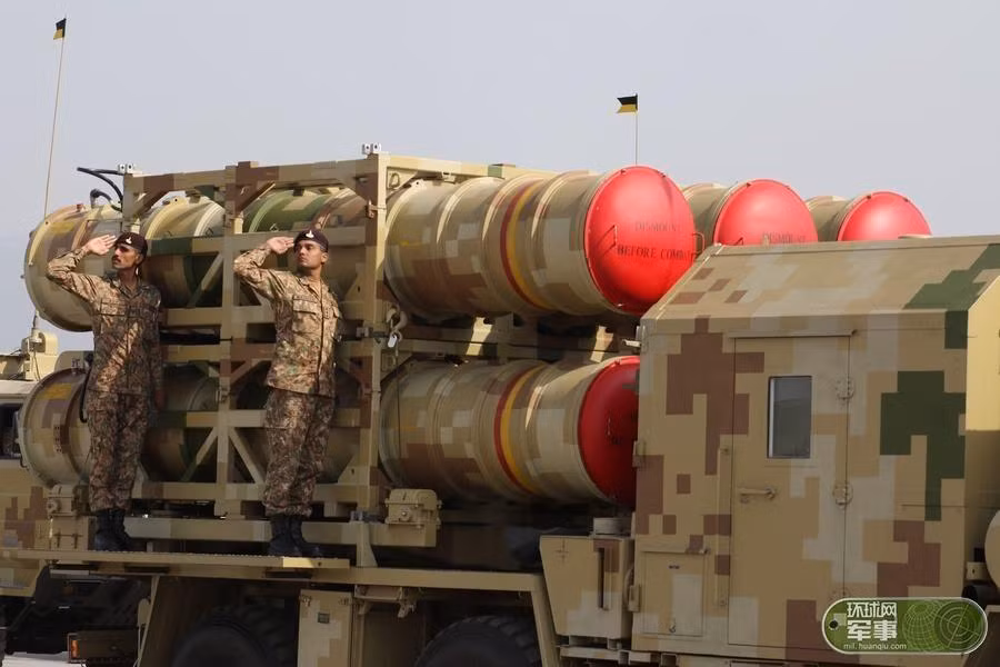 Bệ phóng tự hành tổ hợp tên lửa phòng không tầm trung LY-80 mà Pakistan mới nhập khẩu từ Trung Quốc. LY-80 là phiên bản xuất khẩu tổ hợp HQ-16 được Trung Quốc chế tạo trên cơ sở mẫu tên lửa hải đối không 3S90 Shtil của Nga. Tầm bắn của HQ-16 ước tính 50-70km. Nguồn ảnh: Hoàn Cầu