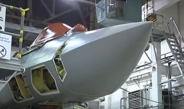 Điều thú vị là hình ảnh cho thấy rõ ràng hệ thống tìm kiếm và theo dõi hồng ngoại 101KS-V (IRST) của Su-57 được lắp đặt ở mũi. Cũng có thể nhìn thấy đầu tiếp nhiên liệu trên không và nắp chụp radar không sơn của nó.