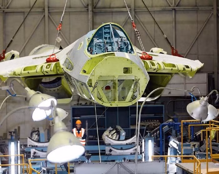 Như vậy không lâu sau khi công bố hình ảnh chiếc Su-57 sản xuất loạt thứ hai đang trên dây chuyền lắp ráp thì tình trạng của chiếc chiến đấu cơ tàng hình này đã gần như được hoàn thiện.