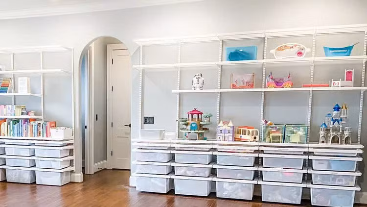 Hệ thống ngăn kéo và kệ gắn tường tùy chỉnh để chứa bộ sưu tập lớn lego và các đồ chơi khác.