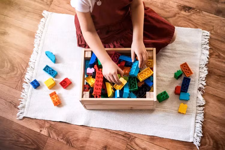 Thùng gỗ là lựa chọn lưu trữ chắc chắn và lâu dài cho lego của con bạn. Khi không còn dùng để đựng các mảnh lego nữa, bạn có thể tái sử dụng chúng cho nhiều mục đích khác.