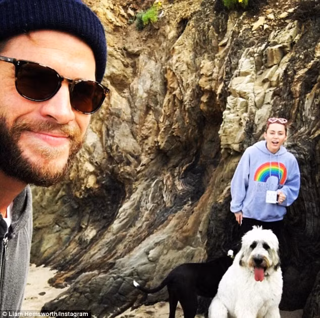 Còn Liam Hemsworth chia sẻ bức ảnh hai vợ chồng đi dạo cùng chó trên biển đúng dịp ngày lễ Tình nhân. (Ảnh: Instagram)