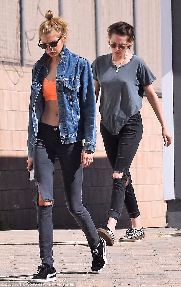 Cặp tình nhân đồng tính Kristen Stewart và người mẫu Stella Maxwell cùng nhau đi nghỉ dịp Valentine. (Ảnh: FameFlynet)