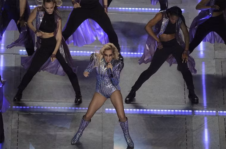  Show diễn của Lady Gaga diễn ra trong thời gian nghỉ giữa hiệp đấu của hai đội bóng bầu dục New England Patriot và Atlanta Falcons. Nữ ca sĩ đã trình diễn rất nhiều bài hit trong show diễn của mình như: Million Reasons, Born This Way, Telephone và Poker Face. (Ảnh: AP)