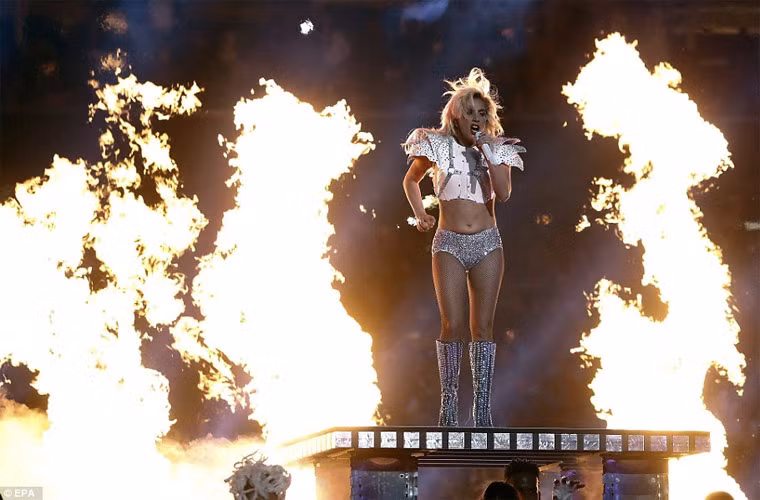 Vinh dự được mời tới biểu diễn tại sự kiện Super Bowl 51, Lady Gaga khiến tất cả khán giả có mặt tại sân vận động Houston không thể ngồi yên theo từng bước nhảy của cô. (Ảnh: EPA)