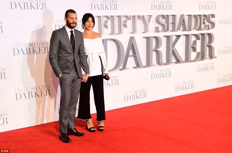 Jamie Dornan và vợ, Amelia, kết hôn từ năm 2013 và có hai con gái chung. Cuộc sống của họ không gây chú ý như các sao khác cho tới khi Jamie tham gia phim 50 sắc thái.