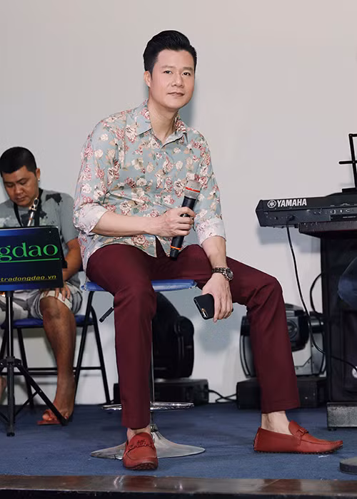 Bận rộn chạy show ở những nơi khác nhau nhưng ca sĩ Quang Dũng vẫn dành nhiều thời gian tập luyện cùng ban nhạc chuẩn bị cho liveshow “Giấc mơ mang tên mình”. 