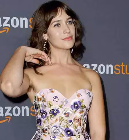 Nữ diễn viên Lola Kirke coi việc để nguyên lông nách đi dự tiệc là chuyện hết sức bình thường. Cô đã trở thành tâm điểm của giới săn ảnh khi xuất hiện tại lễ trao giải Quả Cầu Vàng lần thứ 74 nhờ kiểu không waxing lông nách. (Ảnh: The Richest)
