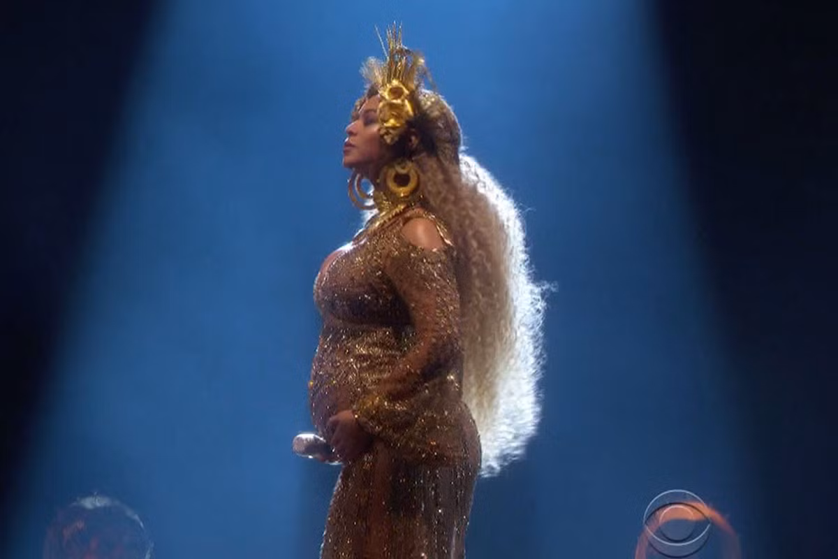 Beyonce om bung bau thai doi hat tren san khau Grammy 2017-Hinh-4