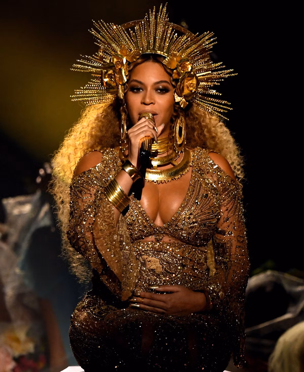Beyonce om bung bau thai doi hat tren san khau Grammy 2017-Hinh-6