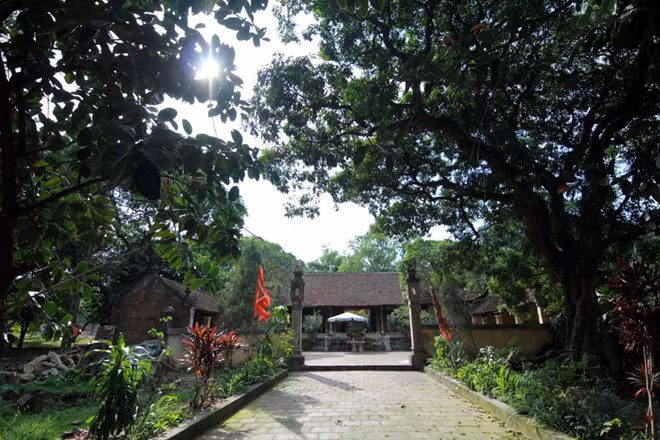 Cả 3 di tích lịch sử văn hóa trên đều ở Đường Lâm. Trong đó, đền thờ Phùng Hưng và Lăng Ngô Quyền được đặt tại thôn Cam Lâm, còn chùa bà chúa Mía tại thôn Đông Sàng.