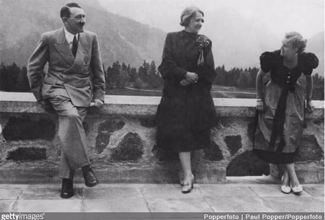  1. Hitler đã phải lòng một cô gái Do Thái: Nghe có vẻ điên rồ, nhưng Hitler yêu một cô gái Do Thái ở trường. Tên cô ấy là Stephanie Isak, và cô ấy không biết rằng liệu mình có thích Hitler hay không. Lúc đó Hitler rất nhút nhát và không bao giờ thổ lộ với cô về tình yêu của chính mình. Tuy nhiên, Hitler đã có một số tưởng tượng kỳ quặc về cô ấy. Chính điều này có lẽ dẫn đến lòng căm ghét của hắn đối với toàn bộ người Do Thái.