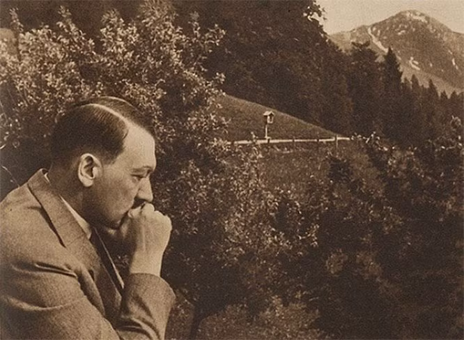  4. Hitler từng muốn trở thành một linh mục: Khi lên 4 tuổi, Hitler bị rơi xuống hồ vào giữa mùa đông, và một linh mục đã cứu mạng hắn. Sự việc này ảnh hưởng đến tâm trí của Hitler rất nhiều đến mức hắn ta quyết định sẽ trở thành một linh mục như vị linh mục tốt bụng kia. Tuy nhiên, khi lớn lên, Hitler nhận ra rằng thay vì phục vụ Thiên Chúa, hắn muốn được trở thành Thiên Chúa của chính mình.