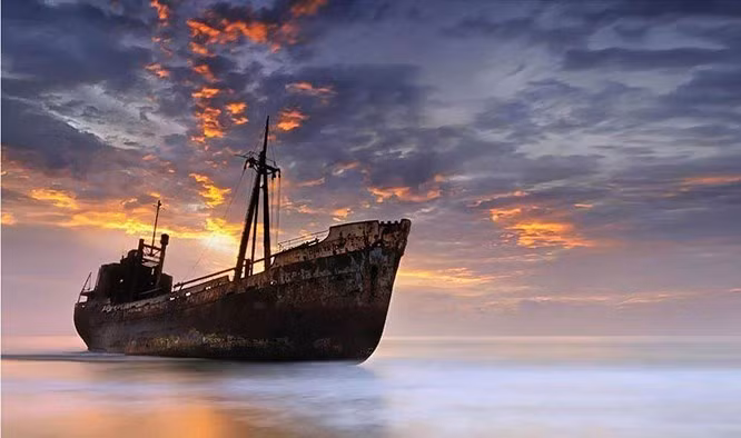  10. “The Flying Dutchman" từ Gytheio, Hy Lạp: Con tàu này vẫn đang mơ về đại dương kể từ khi bị thủy thủ cuối cùng bỏ lại. Nó đáng lẽ sẽ dành trọn đời mình tại cảng Gytheio ở Hy Lạp nhưng một cơn bão bất ngờ đã ném nó trở lại giữa biển khơi! Người ta đã cố ngăn chặn không cho nó di chuyển, nhưng con tàu tiếp tục vượt sóng cho đến khi bị mắc cạn. "The Flying Dutchman” bây giờ đang nằm nghỉ yên bình trong vùng nước nông.