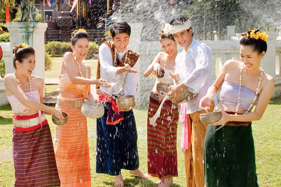  8. Sinh nhật bản thân: Việc làm đầu tiên trong ngày sinh nhật của mỗi người là xin nghỉ phép và dành trọn ngày chăm sóc cha mẹ. Ngày này, bạn sẽ ở bên gia đình và làm từ việc đi chợ, nấu ăn đến giặt giũ, tắm rửa và trò chuyện, vui đùa cùng cha mẹ. Hôm sau mới là ngày người có sinh nhật mời người yêu, bè bạn ăn mừng. Sinh nhật bản thân là dịp báo hiếu cha mẹ tốt nhất. Ảnh: Devdiscourse.