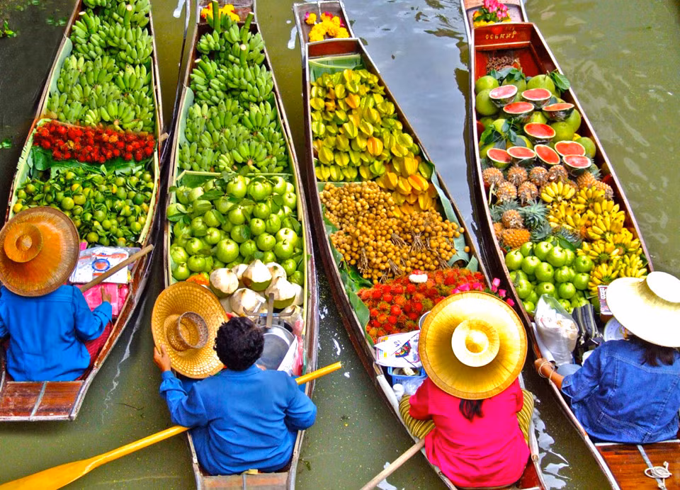  12. Nông nghiệp: Ngành nông nghiệp Thái Lan có những thành tựu vượt bậc nhờ đức Vua Rama IX. Ông là kỹ sư nông học tài ba với hàng nghìn sáng kiến khoa học nông nghiệp ứng dụng. Trong đó, hơn 100 sáng kiến của ông được thế giới công nhận, nổi bật nhất là phát kiến “làm mưa nhân tạo”. Lúa gạo, trái cây, rau củ của Thái Lan nổi tiếng và luôn đứng top đầu trên thế giới. Ảnh: Chilipastetour.
