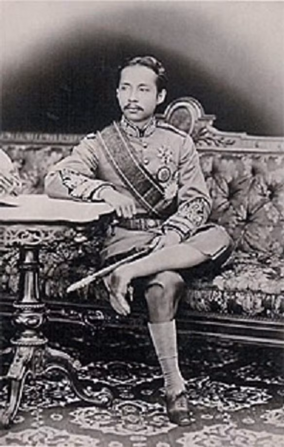 9. Vua: Đức vua của Thái Lan luôn được tôn kính. Một trong hai vị vua được người Thái tôn kính nhất là Bhumibol Adulyadej (5/12/1927-13/10/2016) còn gọi là Vua Rama IX, trị vì từ 9/6/1046 đến 13/10/2016, lâu nhất trong lịch sử Thái Lan, trải qua 30 đời thủ tướng. Ông là nhà nông học lỗi lạc, nhà quản trị tài ba và tấm gương mẫu mực về cuộc sống. Vị vua thứ hai là Ramma V, còn gọi là Chulalongkorn (20/9/1853-23/10/1910) cũng được người Thái gọi là “Đức Vua vĩ đại kính yêu”. Ảnh: Wikimedia, Getty Images.