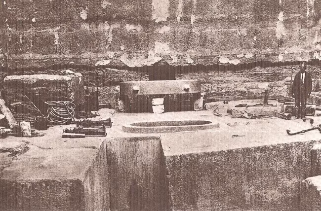 Kim tự tháp của Zawiyet el-Aryan được cho là cơ sở của một kim tự tháp lớn hoặc lăng mộ Pharaoh. Tuy nhiên kích thước của hành lang này lớn hơn rất nhiều so với bất kỳ kim tự tháp nào khác được biết đến. Ngoài ra trọng lượng của đá granite trên sàn cũng rộng và lớn. Nói chung nó khác hoàn toàn so với bất cứ kim tự tháp nào ở Ai Cập và vẫn là một câu hỏi lớn với các nhà khoa học.