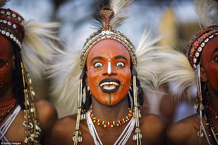 Đối với những người đàn ông của bộ lạc Wodaabe, làm đẹp là điều ai cũng ưu tiên hàng đầu. Họ luôn kiêu ngạo và tự tin rằng mình là những người đàn ông đẹp nhất hành tinh.