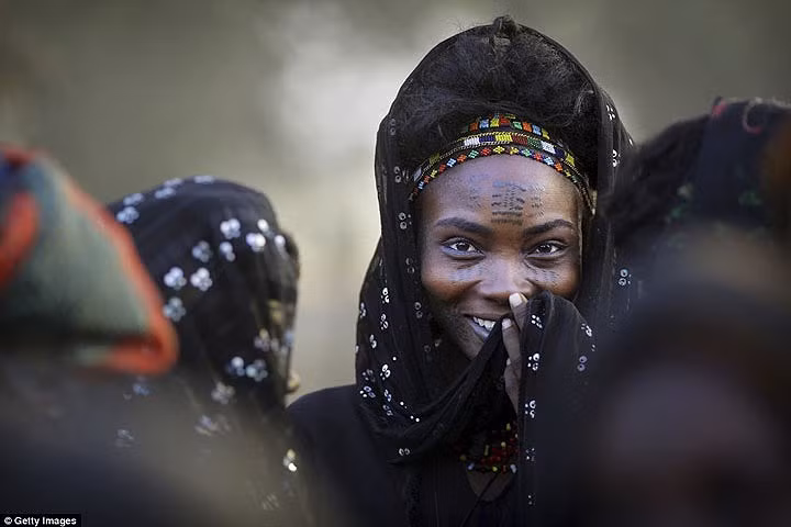 Người Wodaabe mỗi năm đều tổ chức những cuộc thi sắc đẹp (một phần trong lễ hội Gerewol được tổ chức vào tháng 9 hàng năm) để chọn ra người đẹp nhất. Tuy nhiên, thí sinh luôn là nam giới và giám khảo là phụ nữ.