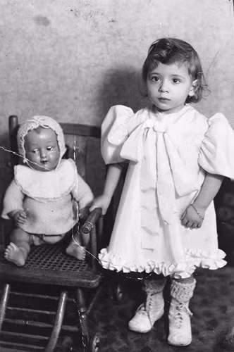 Cha của Blanche Karakovsky đã chết tại Trại tập trung Auschwitz. Cô bé và mẹ của mình đã phải trốn trong những nông trại ở Paris cho đến ngày chiến tranh kết thúc.