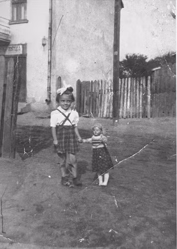 Bé gái Ita Keller được một người Ba Lan là Tadeusz Kobilko nhận nuôi. Trong suốt Thế chiến thứ 2, có hàng triệu trẻ em phải sống xa cha mẹ.