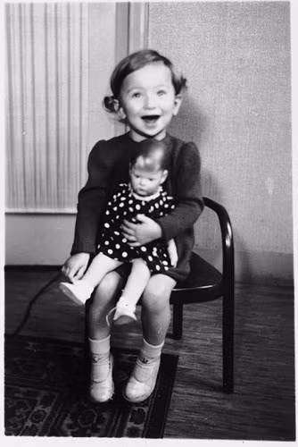 Bức ảnh này chụp bé gái Trudy Shёnfild vào năm 1941 tại Amsterdam sau khi em được người dì Mimi cứu sống.