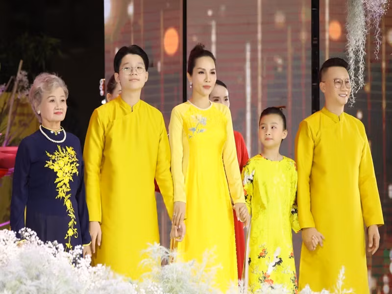 Mới đây, Tê Giác cùng gia đình mặc áo dài trình diễn thời trang.