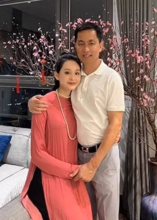 Mới đây, cư dân mạng xôn xao loạt ảnh nữ ca sĩ Hiền Hồ bên ông Hồ Nhân. Trả lời Zing, ông Hồ Nhân khẳng định 2 người chỉ là "anh em họ của nhau". Ảnh: Zing