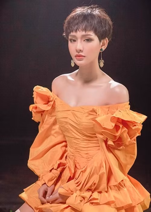 Khi được một fan chia sẻ về việc thích một sao nam Việt và đối phương cũng thích, hứa hẹn nhiều nhưng sau đó lại chia tay, Hiền Hồ bày tỏ quan điểm: “Họ hứa vì ngay thời điểm đó họ có nghĩ đến điều đó chứ không phải là không, nhưng thời điểm khác thì họ quên thôi. Em tin làm gì dăm ba câu đó, em phải nhìn cách họ làm. Mặc dù chị vẫn còn dại dột khi yêu lắm nhưng khoản này chị thông thái hơn rồi!". Ảnh: FBNV
