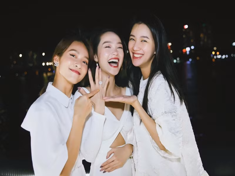 Minh Hằng cho biết, cô sẽ lên xe hoa vào tháng 6. Đây là tháng sinh nhật của Minh Hằng. Ngoài ra, đến tháng 6 này, cô và bạn trai yêu nhau được 6 năm 6 tháng. Ảnh: FB Khả Ngân