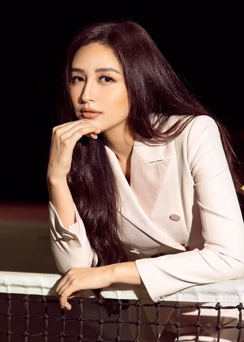 Năm 2015, trong cuộc phỏng vấn với Giao thông, trước câu hỏi: “Tiền có vai trò thế nào khi một hoa hậu như Thúy quyết định nhận lời một ai đó?”, Mai Phương Thúy trả lời: “Em hay ví von tiền bạc và tình yêu trong một mối quan hệ vốn như hai mặt của một đồng xu, vốn là những thứ luôn gắn bó không rời, cái nào cũng quan trọng. Nếu chỉ nhìn một mặt mà không màng đến mặt kia thì tổng thể mối quan hệ sẽ kém hoàn thiện, kém bền vững. Nếu mà được thế thì còn gì bằng nhưng thật khó khi bây giờ hiếm đại gia mà toàn “giả da” là chính”. Ảnh: FBNV