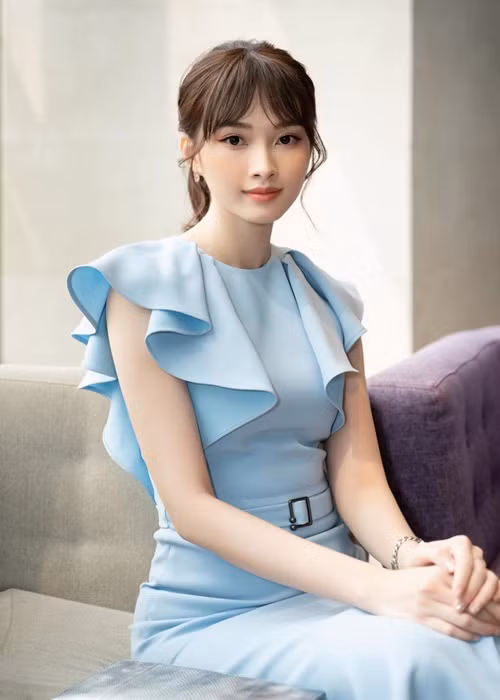 Năm 2015, Thu Thảo tiếp tục có phát ngôn về đại gia gây chú ý. Cô chia sẻ trong cuộc phỏng vấn với Yan: “Tôi không phủ nhận chuyện nhiều người đàn ông mà người ta vẫn gọi là đại gia từng tìm đủ cách để tiếp cận tôi cũng như nhiều cô gái xinh đẹp và nổi tiếng khác. Có người muốn gặp tôi chỉ để về khoe với bạn bè là đã đi ăn chung với hoa hậu. Có người thẳng thừng đặt vấn đề: "Em thích gì, xe hay nhà hay tài khoản ở nước ngoài, chỉ cần em nói một tiếng". Chắc người ta nghĩ tôi thuộc tuýp người an phận, chỉ cần tìm một tấm chồng giàu có để nương tựa. Tiền tôi kiếm ra được, dẫu không nhiều bằng những gì các "đại gia" hứa hẹn nhưng cũng đủ cho tôi và gia đình một cuộc sống không thiếu thốn. Tôi không muốn nhận những thứ không thuộc về mình. Người ta hay nói "muốn người khác không biết trừ khi đừng làm", tôi không muốn đánh mất sự tự trọng của bản thân và sự trân trọng của những người xung quanh bằng những cuộc đổi chác”. Ảnh: FBNV