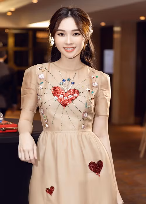 Năm 2012, chia sẻ trên Eva, Hoa hậu Đặng Thu Thảo bày tỏ quan điểm về mối quan hệ giữa chân dài và đại gia: “Tôi nghĩ rằng quan trọng là mối quan hệ đó được xây dựng trên nền tảng nào, vật chất hay tình yêu, nếu là tình yêu chân thật thì tôi hoàn toàn ủng hộ. Đại gia không hoàn toàn xấu, họ cũng phải lao động cật lực, và chắc chắn là phải có tài thì mới có thể thành công. Chính vì thế, nếu đại gia mà yêu người đẹp một cách thật lòng thì tại sao lại lên án? Chỉ đáng trách khi đó là mối quan hệ trao đổi tình - tiền mà thôi”. Ảnh: FBNV