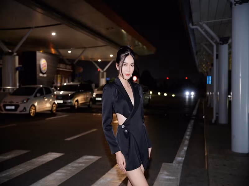 Mái tóc của Phương Anh được búi cao gọn gàng cùng với lối make up đơn giản nhưng thu hút mọi ánh nhìn.