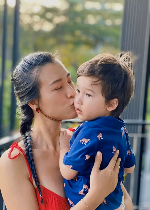 Hoàng Oanh vừa chăm sóc con vừa làm việc khi trở lại Việt Nam.