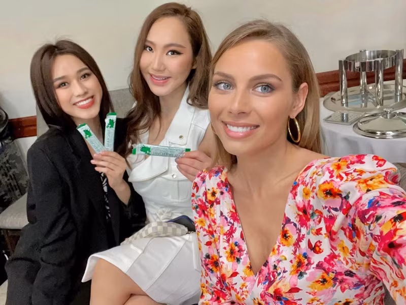 Trở lại cuộc thi, Đỗ Thị Hà tặng thạch rau má cho các thí sinh. Ảnh: FBNV