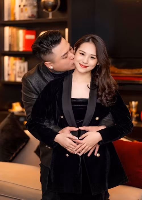 Bà xã của Vũ Duy Khánh đang mang bầu con đầu lòng.