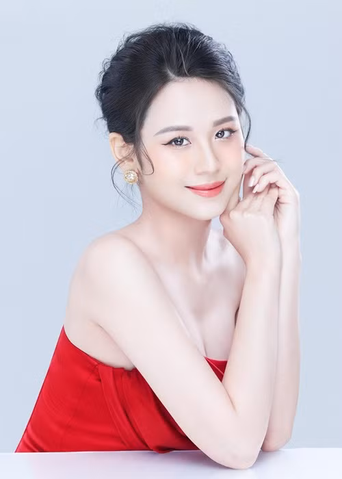 Cô sở hữu gương mặt khả ái, vóc dáng gợi cảm.