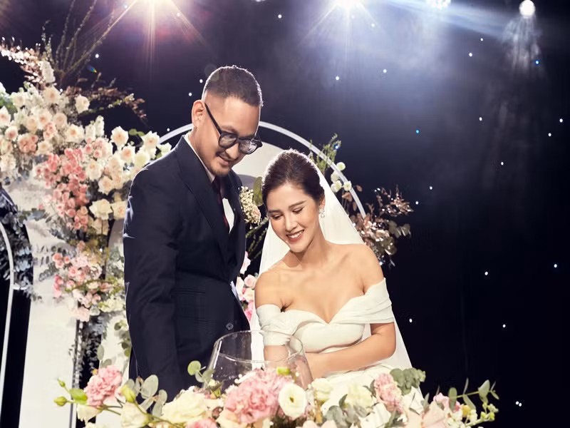 Sau lễ mời cưới hoành tráng ở sân golf vào cuối tháng 11/2020, ngày 17/12/2020, đám cưới Thu Hoài diễn ra tại một khách sạn hạng sang ở Hà Nội.