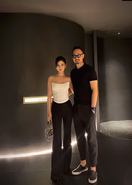 Thu Hoài và ông xã khá thoải mái chia sẻ hình ảnh mặn nồng trên mạng xã hội.