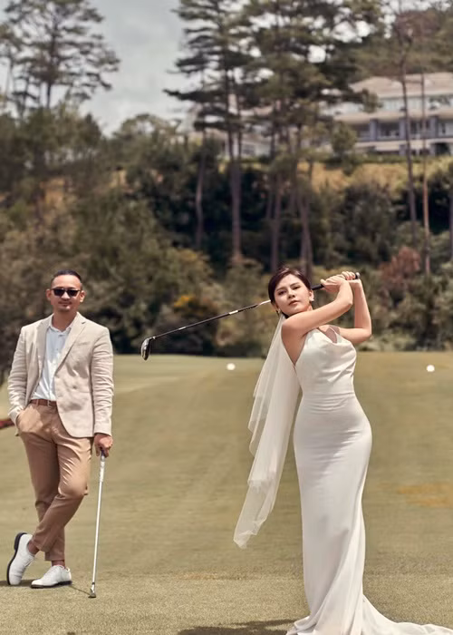 Nữ MC từng kể, trong buổi golf đầu tiên, Thu Hoài bị Phanh Lee đưa nhầm đến sân golf. Vì đúng hôm sân hết huấn luyện viên nên đành phải nhờ Hoàng Nam đang đi cắt tóc về dạy thay.