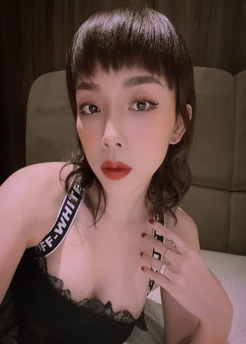 Bà xã của Hoàng Touliver ngày càng gợi cảm sau khi lấy chồng. Ảnh: FBNV