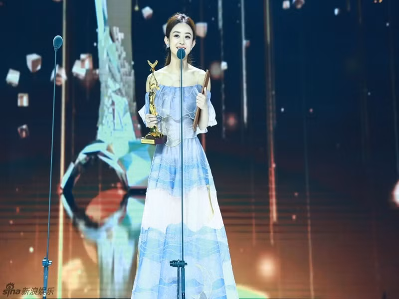 Với vai Hoa Thiên Cốt, Triệu Lệ Dĩnh đoạt đoạt nhiều giải thưởng như "Nữ diễn viên chính xuất sắc" (Liên hoan phim quốc tế Macau), "Nữ diễn viên được yêu thích nhất" (giải Kim Ưng). Ảnh: Lao động