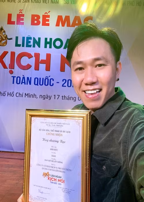 Nam diễn viên lộ diện chỉ sau khi ồn ào tình cảm lắng xuống. Ảnh: FBNV
