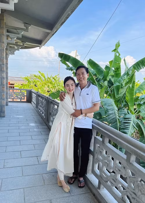 Phương Trang tâm sự về quyết định ăn chay trường: "Có lẽ tôi chưa nếm hết hương vị của cuộc sống nhưng tôi tin vào con đường tôi chọn. Có thể không rực sáng hơn đồng nghiệp, nhưng nó bình an trong tâm hồn, kể cả lúc không có người thân kề bên. Tôi luôn muốn dùng tình thương của mình lan tỏa đến mọi thành viên trong gia đình”.