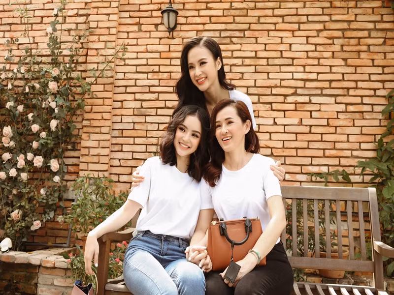 Trên mạng xã hội, cô chỉ chia sẻ ảnh bên gia đình.