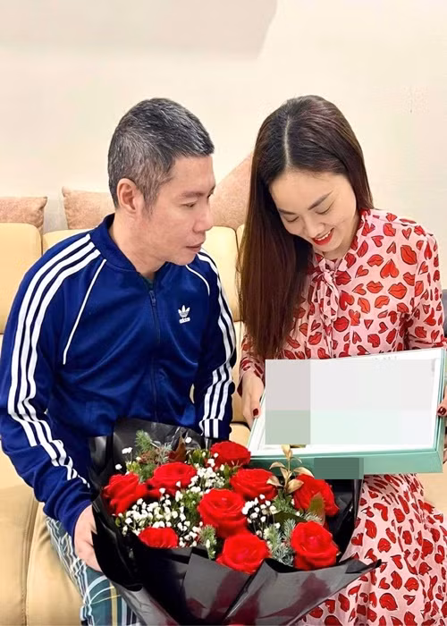 "Tặng quà cho vợ mùng 8/3. Mong vợ sẽ luôn xinh đẹp, khỏe mạnh bên gia đình", Công Lý viết trên trang cá nhân.