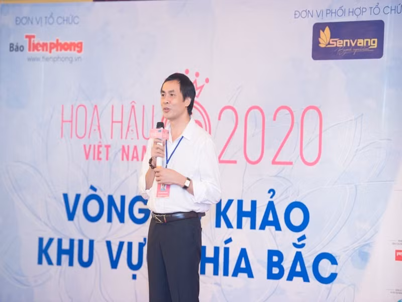 Với nhiều năm là ban giám khảo cho các cuộc thi sắc đẹp, nhà thơ Hữu Việt sẽ có nhiều góc nhiều khách quan, kinh nghiệm phong phú.